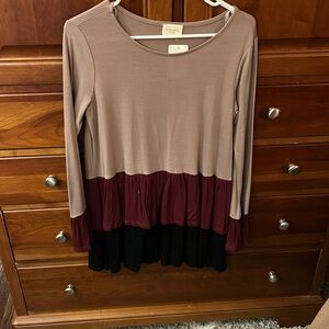 NWT adorable color block ruffle layered top. Tan, red, black. Babydoll fit.